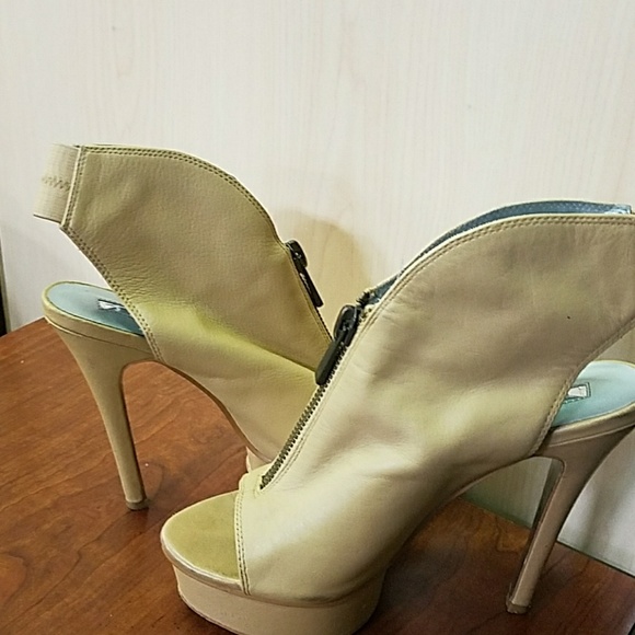 H by Halston. Heels size 8.5 - Picture 4 of 8